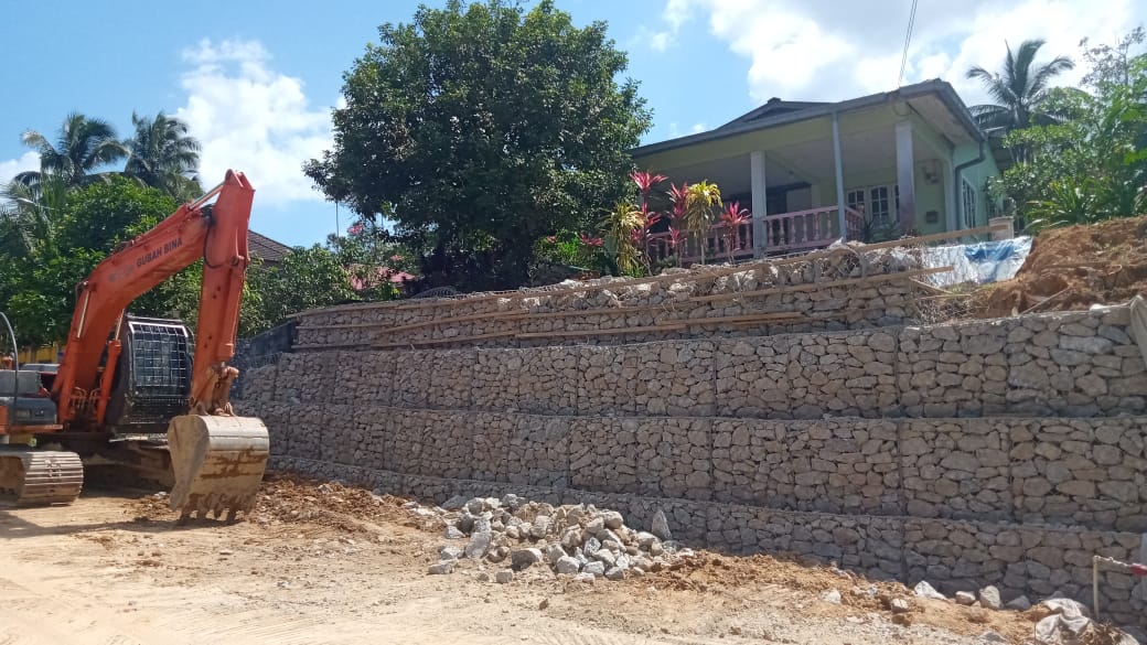 Kerja pemasangan gabion wall berteres di belakang rumah kediaman menggunakan jengkaut